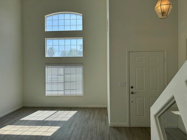 Building Photo - New flooring and kitchen. No neigbors behi...