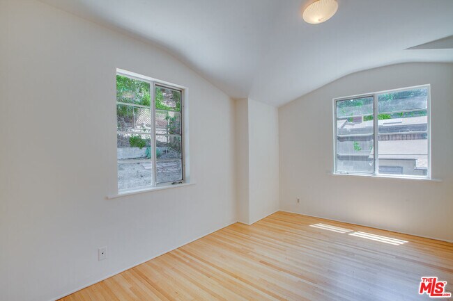 Building Photo - 10309 Chrysanthemum Ln