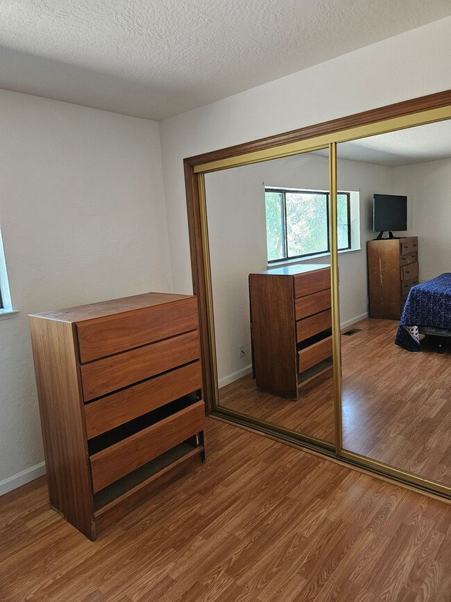 Building Photo - Turnkey Townhome