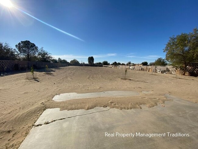 Building Photo - Lake Los Angeles 3 + 2 with HUGE yard!