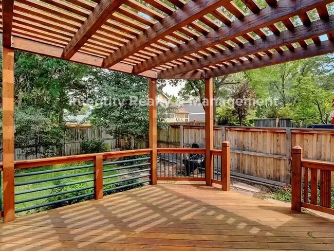 Building Photo - 3 Bed/3 Bath, 2,759 Sqft -9614 Pinebrook S...