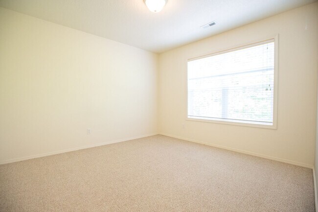 Building Photo - 11370 SW Thunder Terrace