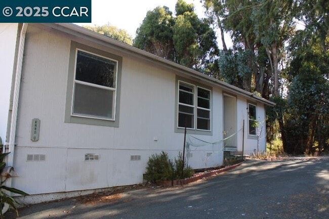 Building Photo - 5266 Sunset Dr