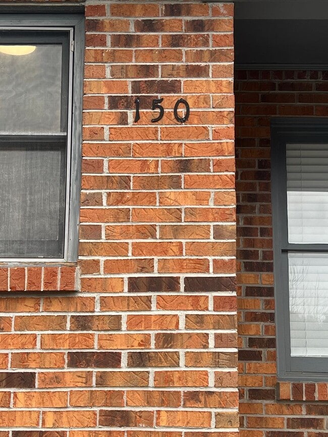 Building Photo - UPDATED 2 BEDROOM TOWNHOUSE WITH COMMUNITY POOL