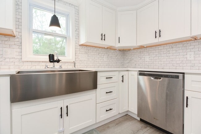 Building Photo - 8 Roberts Rd