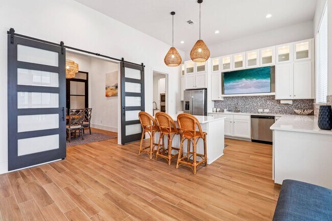 Building Photo - Luxury Living with Up to 8 Weeks Free!