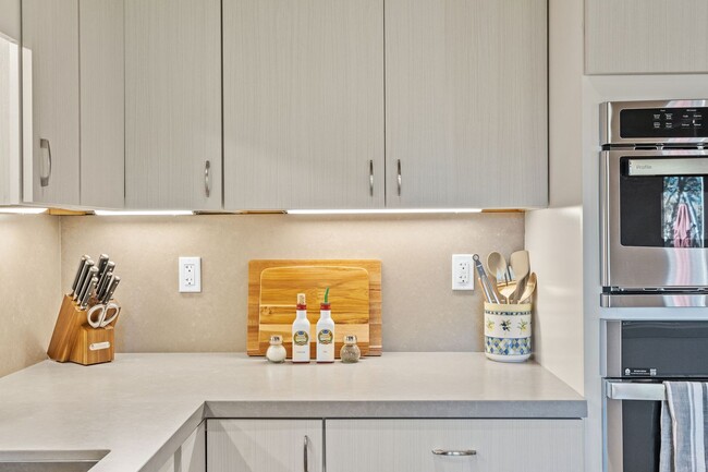 Building Photo - Gorgeous Furnished 2-Bed, 2-Bath Townhouse...
