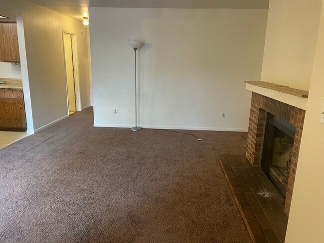 Building Photo - Two Bedroom, Two Bathroom Florida Rd Apt with Convenient Location!