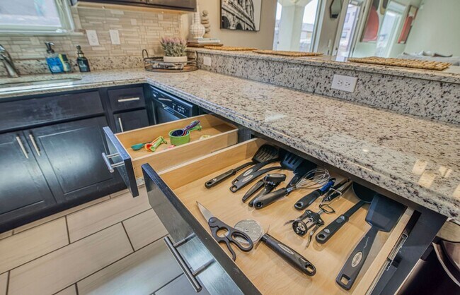 Building Photo - Furnished Eastside Beautiful 3 bed/2 baths...