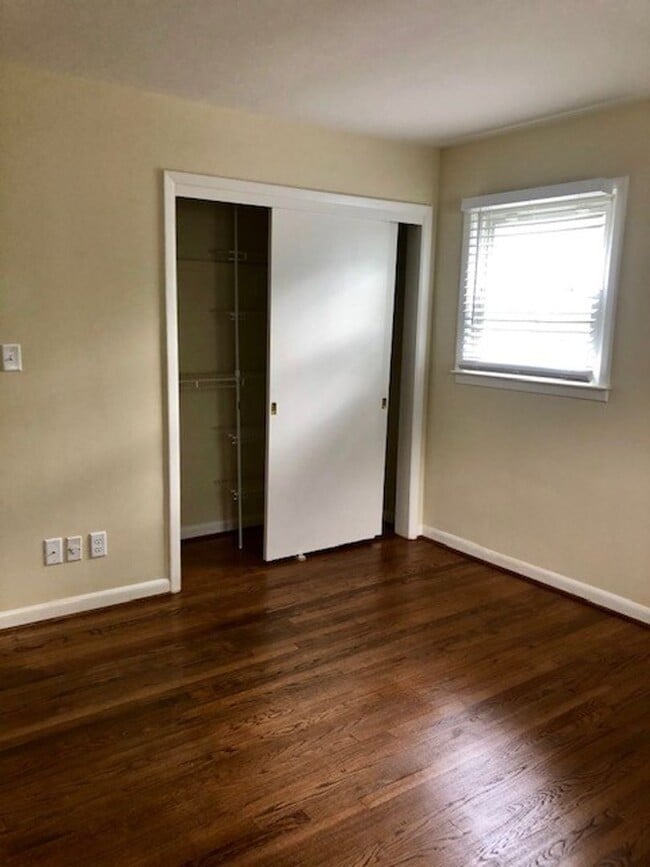 Building Photo - 725 Ashview Dr