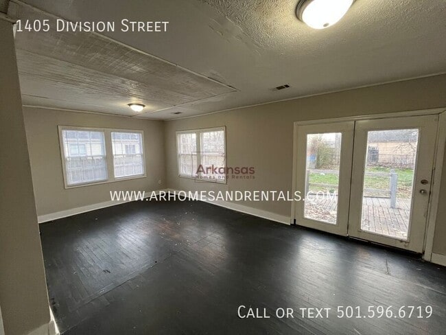 Building Photo - 1405 Division St