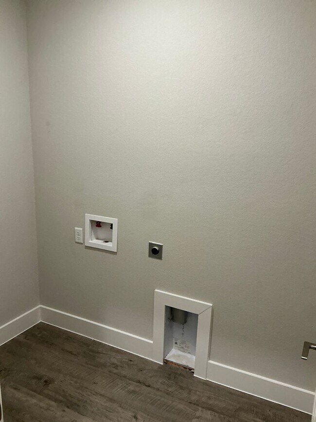 Building Photo - 4/2/2 GODLEY ISD - Two Story Home - Fireplace