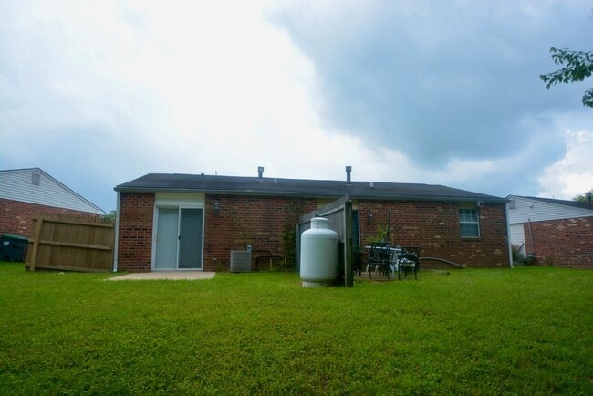 Building Photo - Great - 1 BEDROOM - Bright Open Floor Plan !!