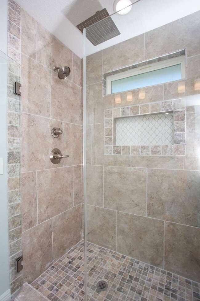 Building Photo - Great location! One block from DeVillier's Square and walking distance to Palafox.