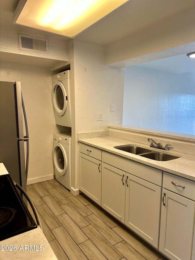 Building Photo - 4901 S Calle Los Cerros Dr