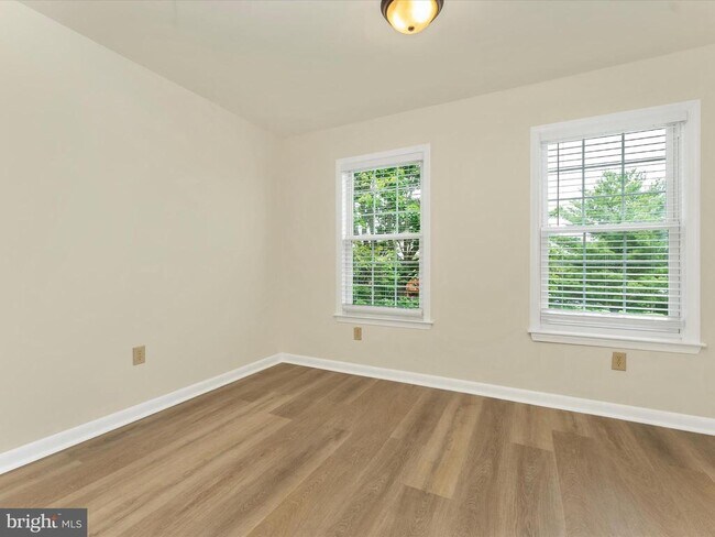 Building Photo - 5803 Oleander Pl