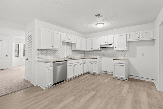 Building Photo - Stylish & Newly Renovated 3 Bedroom 1.5 Ba...