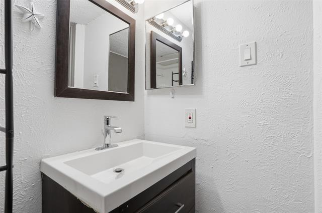 Building Photo - 9520 Royal Ln