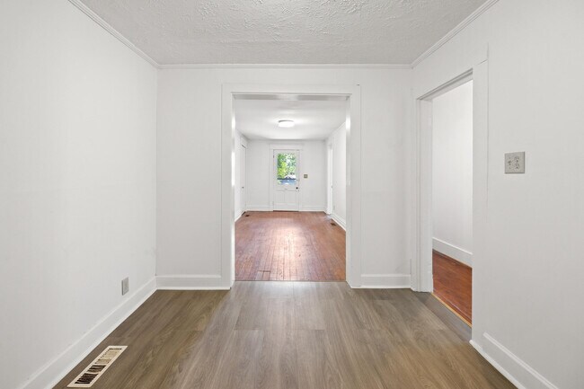 Building Photo - 404 Ewing St