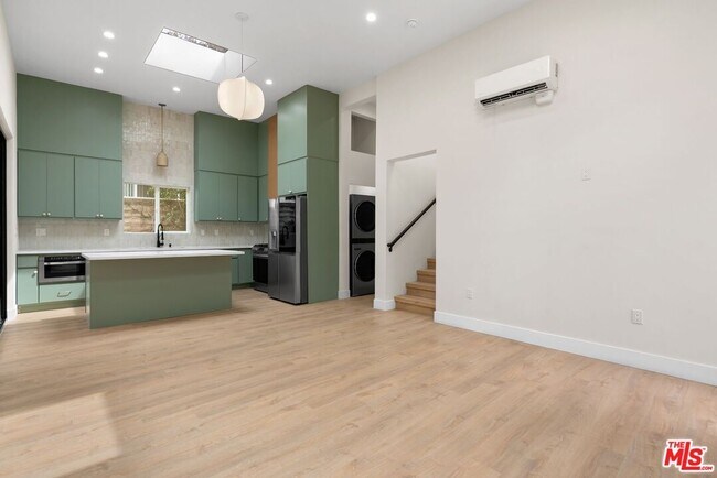 Building Photo - 8589 Rugby Dr