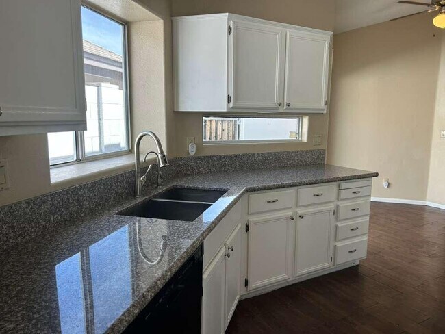 Building Photo - 15822 N 5th Ave