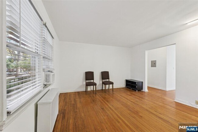 Building Photo - 25- 18 High St