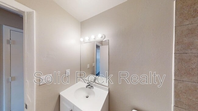 Building Photo - 335 Ruskin Dr