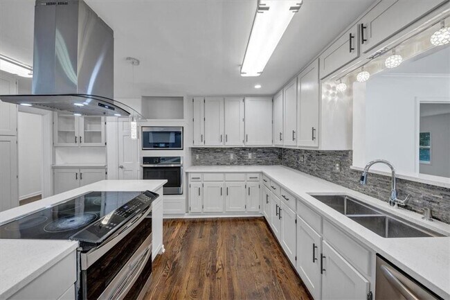 Building Photo - 172 Oak Forest Dr