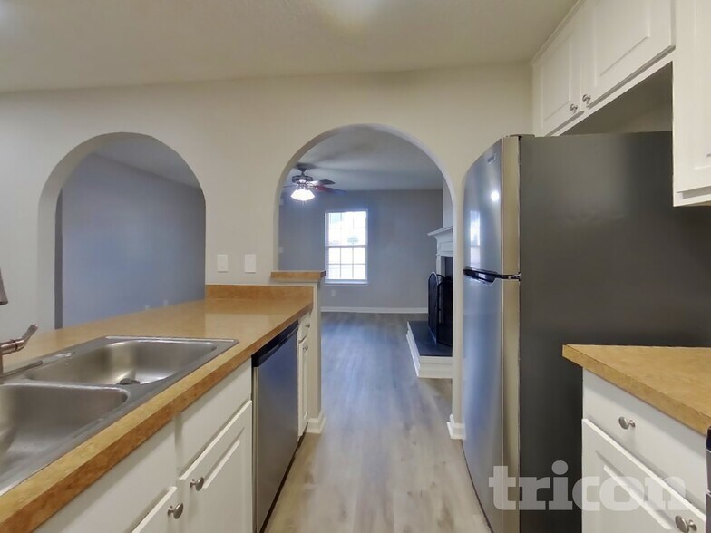 Building Photo - 5021 Meadow Trce