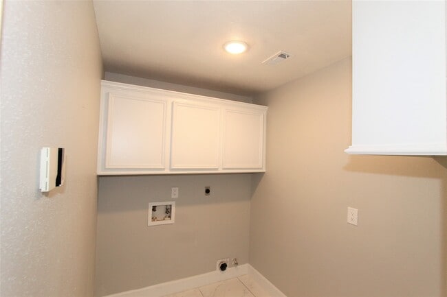 Building Photo - 4611 Silver Fox Dr