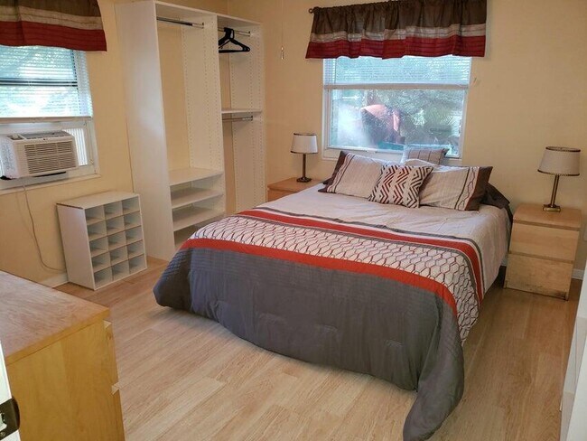 Building Photo - 1032 E Rd