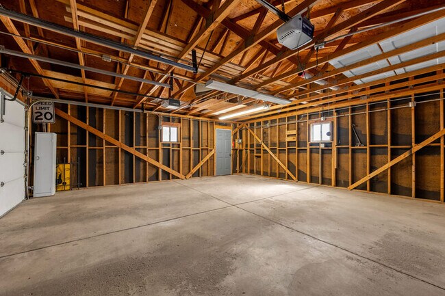 Building Photo - 2140 Robin Dr