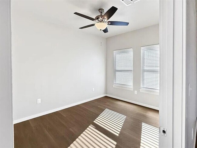 Building Photo - 2012 Willow Pl