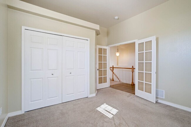Building Photo - Main Level Living in Pine Creek...Views ar...