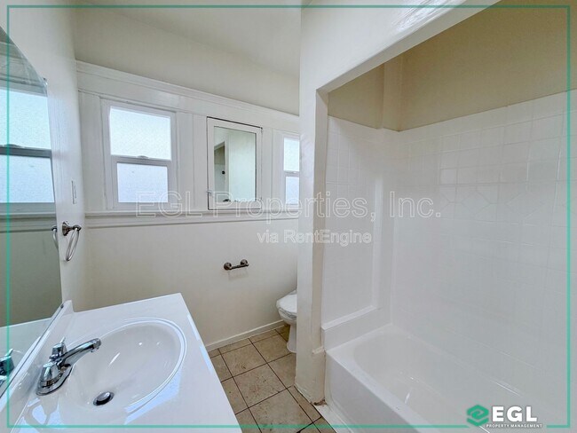 Building Photo - 816 Forest Ave