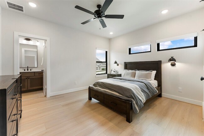 Building Photo - 2118 Bennet Ct