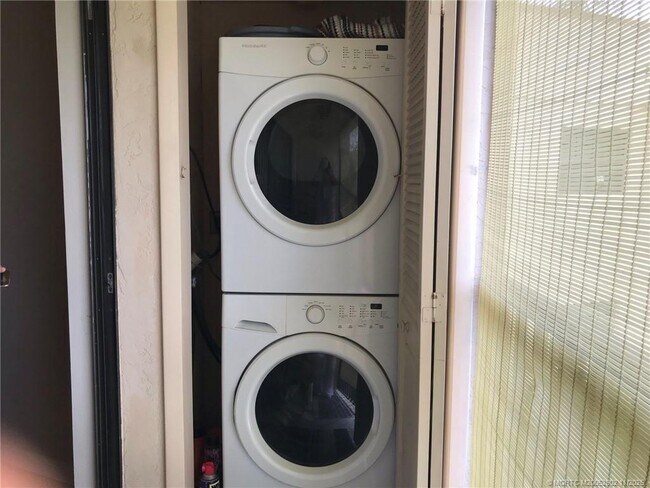 Building Photo - 2083 NE Collins Cir