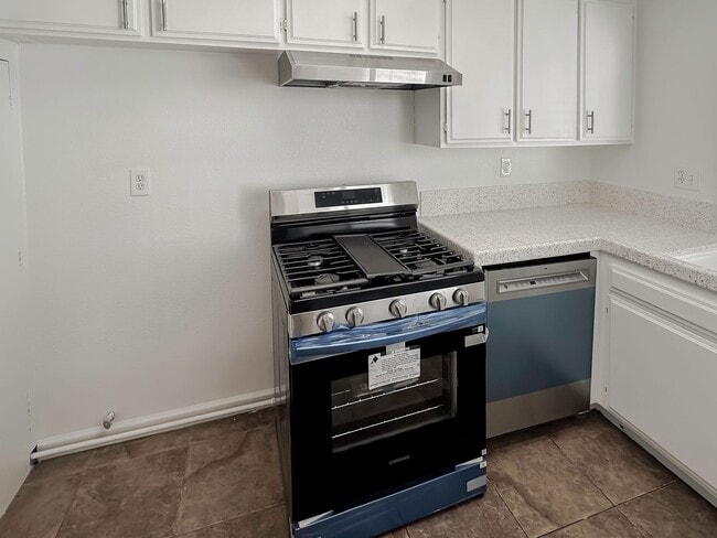 Building Photo - JUST REMODELED! Great Floor Plan! 2 Bedroom 2 Bathroom Townhome FOR RENT!