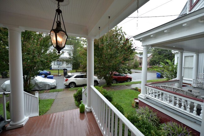 Building Photo - Walk to Naval Hospital! Beautiful Home, Gr...