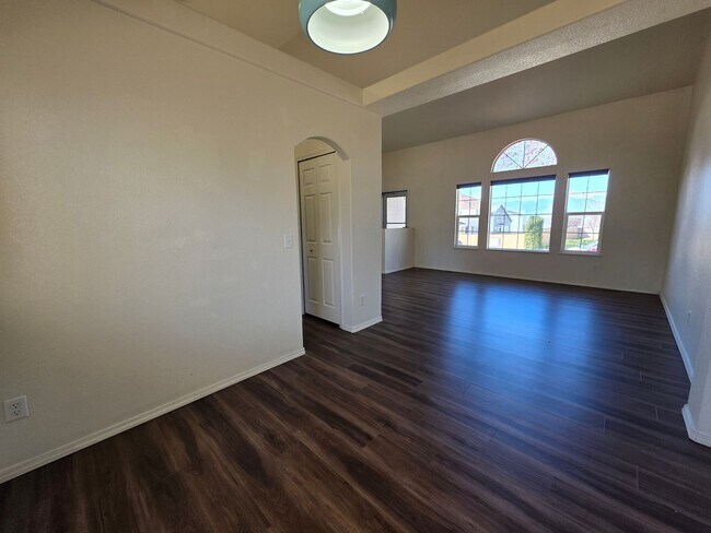 Building Photo - Gorgeous 4 Bed 4 bath Home In Wagon Trails!!