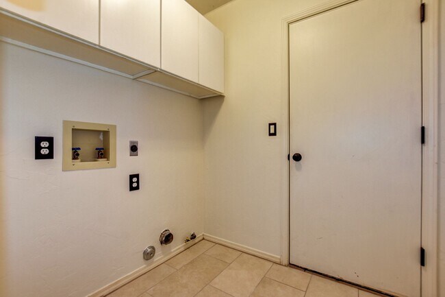 Building Photo - 8381 E Hopi Cir