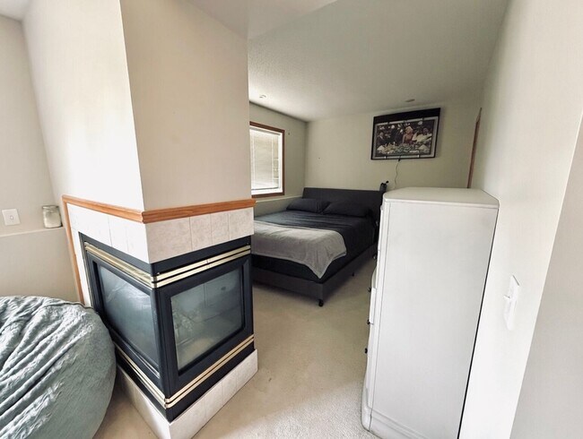 Building Photo - Great 2 Bedroom Townhome in Prime Apple Valley Location!   W’Finished Basement