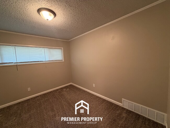 Building Photo - Charming 3BR/2BA East Memphis Home | 1,795 Sq Ft, Hardwood Floors & Fireplace