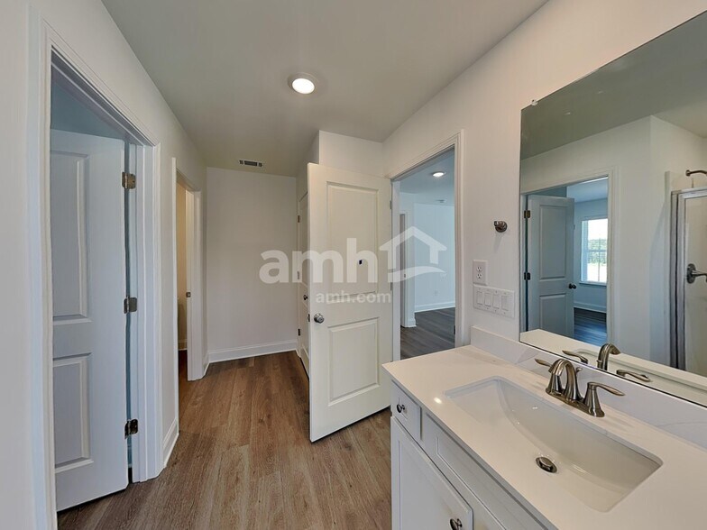 Building Photo - 44 Pointe Dr