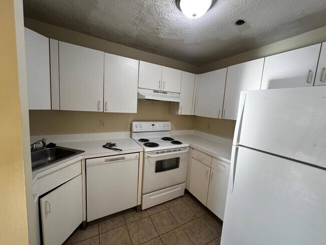 Building Photo - 56 St Joseph St