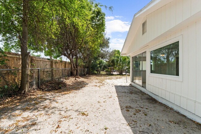 Building Photo - 708 Cactus Ave