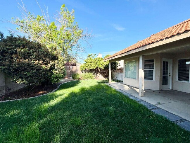 Building Photo - 736 Redwing Dr