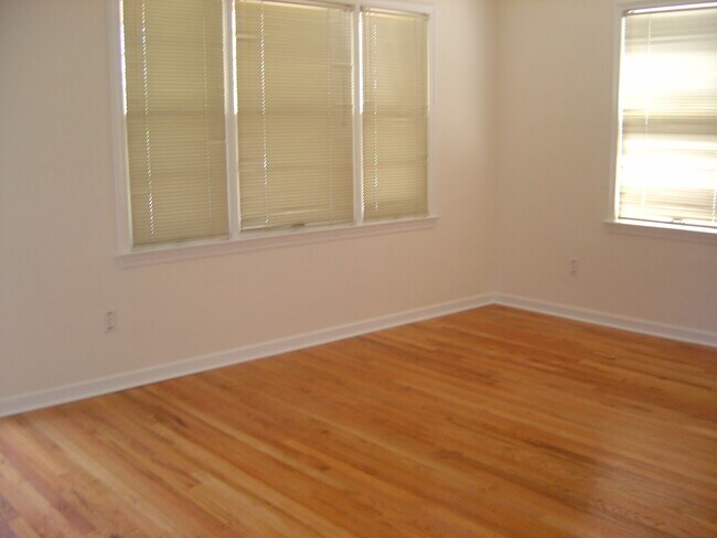 Building Photo - ADORABLE & READY TO RENT- 3 BED, 2 BATH BR...