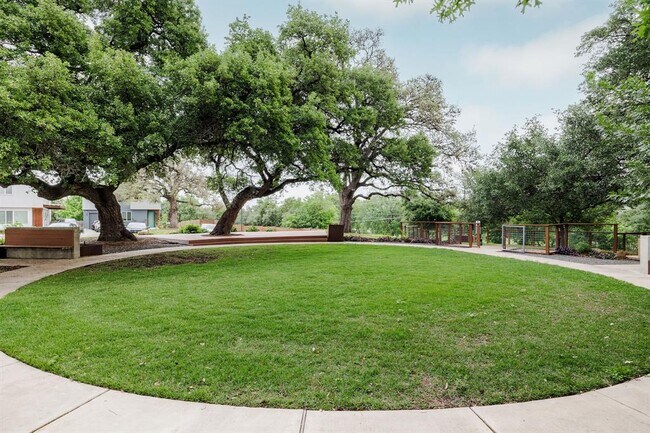 Building Photo - 801 N Bluff Dr