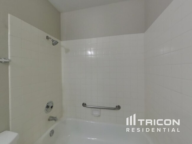 Building Photo - 5033 Golfridge Dr